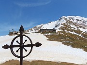 55 Eccomi giunto a Capanna 2000 con Arera ancora biancheggiante di neve